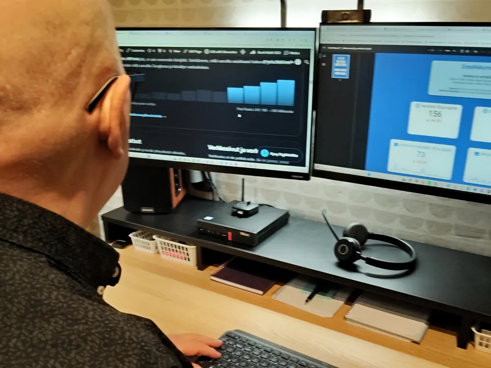 DataNäkymä-raportti näytöllä Matti Lassilan työpöydällä