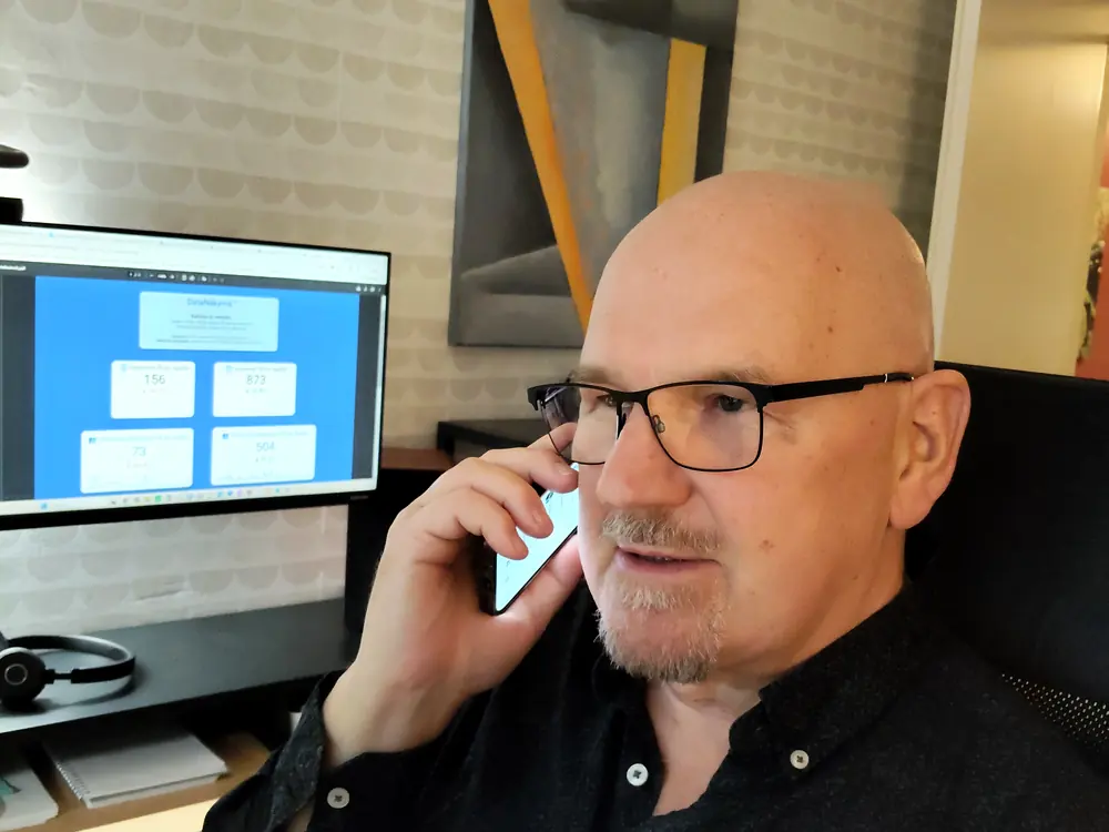 Matti Lassila puhelimessa asiakkaan kanssa