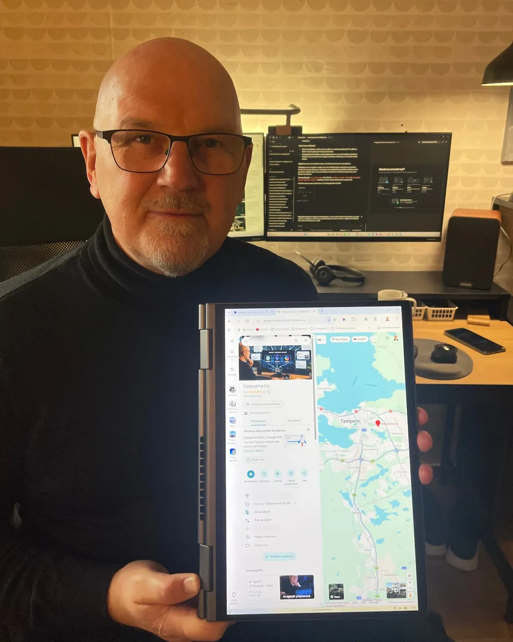 Matti Lassila näyttää Datavoiman Google-yritysprofiilia ja sijaintia kartalla