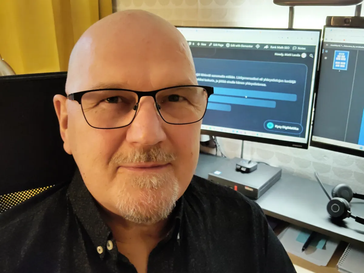 Matti Lassila työpisteellään, taustalla näytöllä Datavoiman verkkosivut